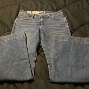 Wrangler “Bailey” Blue Straight Leg Jeans with Timeless Denim Appeal